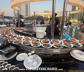 Noah Cruise Luxury Sunset Cruise Bangkok - Fresh Seafood & Sushi: Indulge in premium Bangkok seafood buffet cruise staples like river prawns, mussels, and fresh sashimi.