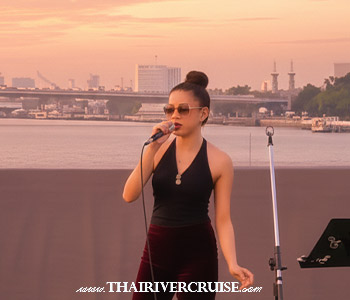 Alangka Sunset Cruise Bangkok Skyline Sunset Cruise ICON-siam - Live music performances.