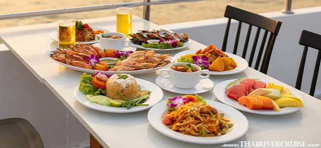 The Luxury White Twilight Cruise Romantic Sunset Bangkok - Whether you're on a romantic date or a family outing, the blend of luxury dining and heritage sights makes for an unforgettable evening.