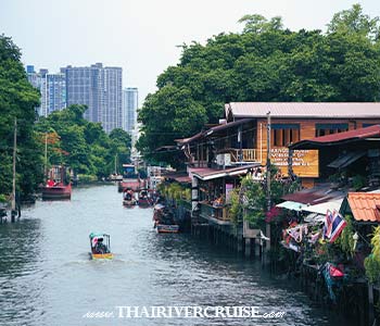River bus boat tour glides deeper into the community, you will observe the structural ingenuity of old Bangkok. These wooden homes stand on tall stilts to accommodate the rise and fall of the tides. Monks from nearby temples frequently travel by boat along these routes in the early morning to receive alms from the residents.- The Hidden Bangkok River Boat Tour to Big Buddha, Klong Bangluang