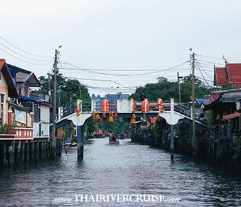 While most travelers flock to the glittering structures of Wat Phra Kaew or the crowded walkways of Wat Arun, a completely different side of the city waits quietly in the western canals of Thonburi. Taking a hidden Bangkok river boat tour to Big Buddha offers a raw, unfiltered look at a community preserved in time. - The Hidden - Bangkok River Boat Tour to Big Buddha, Klong Bangluang