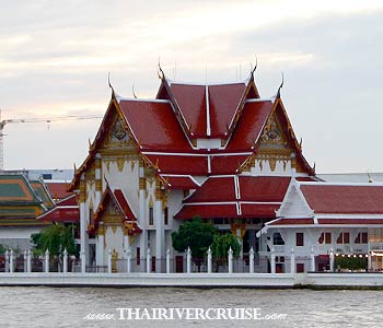 Wat Rakhang Khositaram Woramahawihan, commonly known as the "Temple of the Bells," is a historic and highly revered Buddhist temple situated on the west bank of the Chao Phraya River. Steeped in Ayutthaya-era history, it offers a peaceful cultural experience away from the heavier tourist crowds, while remaining deeply significant to local worshippers. : Lunch Cruise Bangkok Chao Phraya Sightseeing River Cruise Halfday Tour from Bangkok Wat Rakhang Khositaram Woramahawihan, commonly known as the "Temple of the Bells," is a historic and highly revered Buddhist temple situated on the west bank of the Chao Phraya River. Steeped in Ayutthaya-era history, it offers a peaceful cultural experience away from the heavier tourist crowds, while remaining deeply significant to local worshippers. : Lunch Cruise Bangkok Chao Phraya Sightseeing River Cruise Halfday Tour from Bangkok