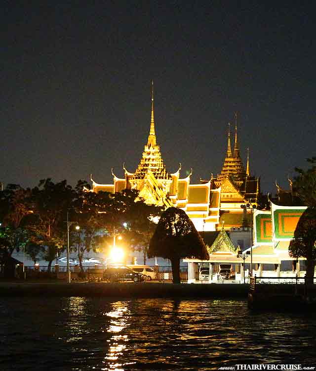 The Grand Palace & Wat Phra Kaew: This massive complex, once the residence of Kings, glows with an ethereal light at night.