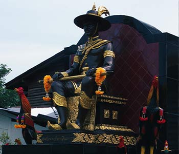 This temple is historically significant because it originally housed a massive, early Ayutthaya-era bronze Buddha statue. King Rama I later relocated that exact image to become the principal Buddha at the world-famous Wat Pho. Today, the temple stands as a quiet guardian at the northern end of the Khlong Bang Luang waterfront walk, anchoring a community where old-world Bangkok traditions still thrive - Khlong Bang Luang Floating Market This temple is historically significant because it originally housed a massive, early Ayutthaya-era bronze Buddha statue. King Rama I later relocated that exact image to become the principal Buddha at the world-famous Wat Pho. Today, the temple stands as a quiet guardian at the northern end of the Khlong Bang Luang waterfront walk, anchoring a community where old-world Bangkok traditions still thrive - Khlong Bang Luang Floating Market